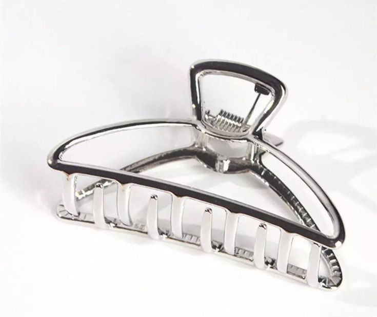 This is the sound of a hair clipper opening and closing<audio controls src='/audio/Hair clip copy.mp3'></audio>